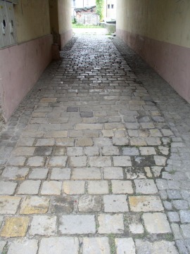 Nawierzchnia z kostki dolomitowej w bramie przejazdowej przy ul. Mickiewicza w Chrzanowie.