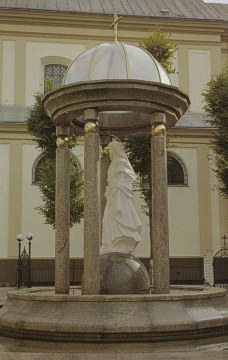 Ivano-Frankivsk. Rotunda z posągiem Matki Bożej