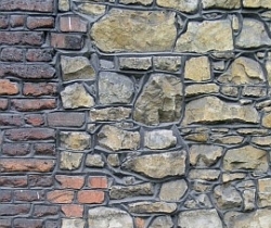 Fragment ściany budynku Muzeum w Chrzanowie wykonanej częściowo z nieobrobionego kamienia dolomitowego.