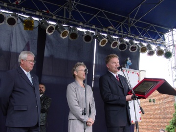 Burmistrz Miasta Chrzanowa wręcza Burmistrzowi Nyékládházy pamiątkową tablicę upamiętniajacą Nadanie Praw Miejskich