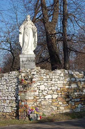 Figura Chrystusa Miłosiernego przy Kościele w Kościelcu. Wykuta w piaskowcu, usytuowana jest na narożniku muru kamiennego otaczającego były park pałacowy. 