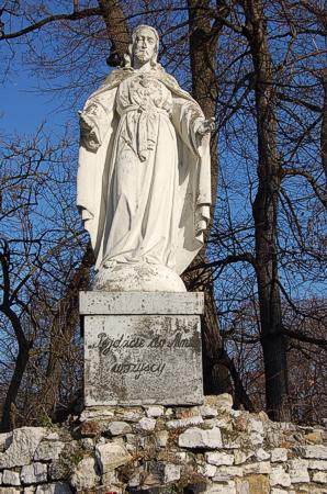 Figura Chrystusa Miłosiernego przy Kościele w Kościelcu. Wykuta w piaskowcu, usytuowana jest na narożniku muru kamiennego otaczającego były park pałacowy. 