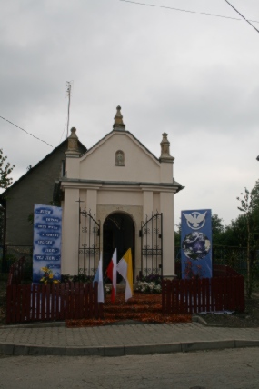 Kapliczka przy ul. Głównej w Kościelcu. Wybudowana w 1871 roku na założeniach noeklasycystycznych.