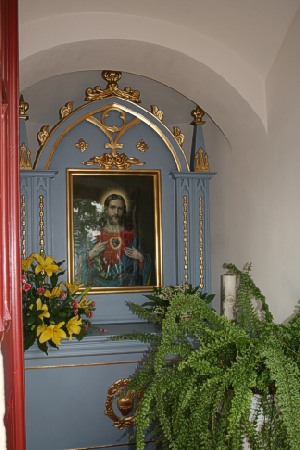 Wnętrze kapliczki przy ul. Głównej w Kościelcu. 