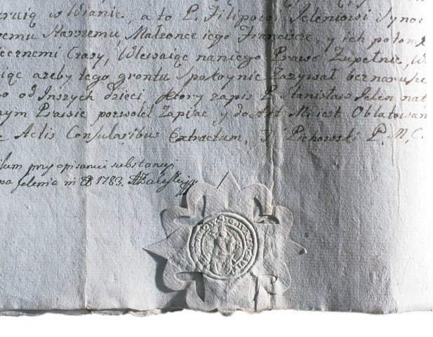 Pieczęć ławnicza miasta Chrzanowa wyciśnięta przez papier w opłatku przedstawiająca popiersie św. Mikołaja z pastorałem w prawej ręce i księgą z trzema kulami w lewej.
